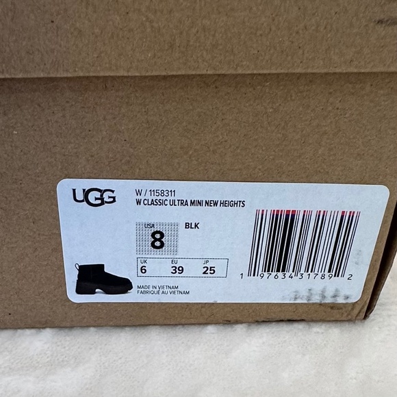 UGG Women's Classic Ultra Mini New Heights in Black size 8 "Like New in Box” - Picture 8 of 8